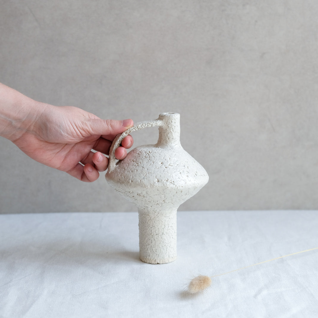Bouteille soucoupe volante blanche par Catherine Dix Ceramics