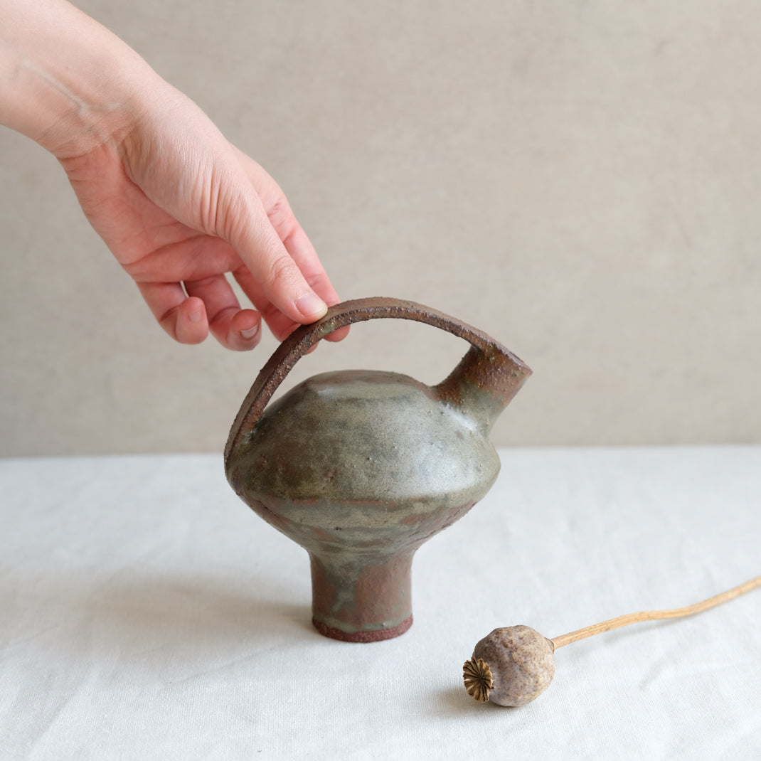 Bouteille soucoupe volante verte par Catherine Dix Ceramics