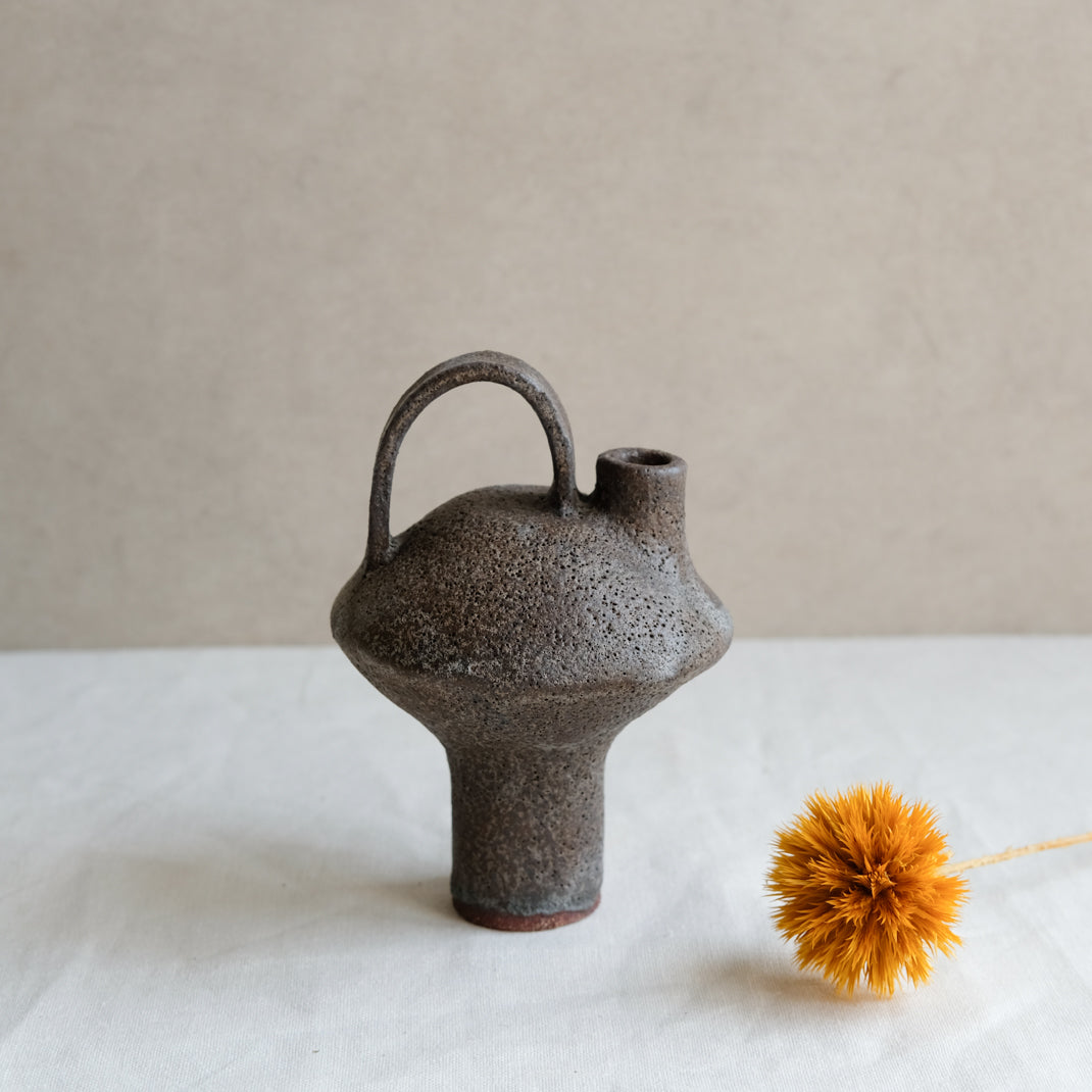 Bouteille soucoupe volante marron par Catherine Dix Ceramics