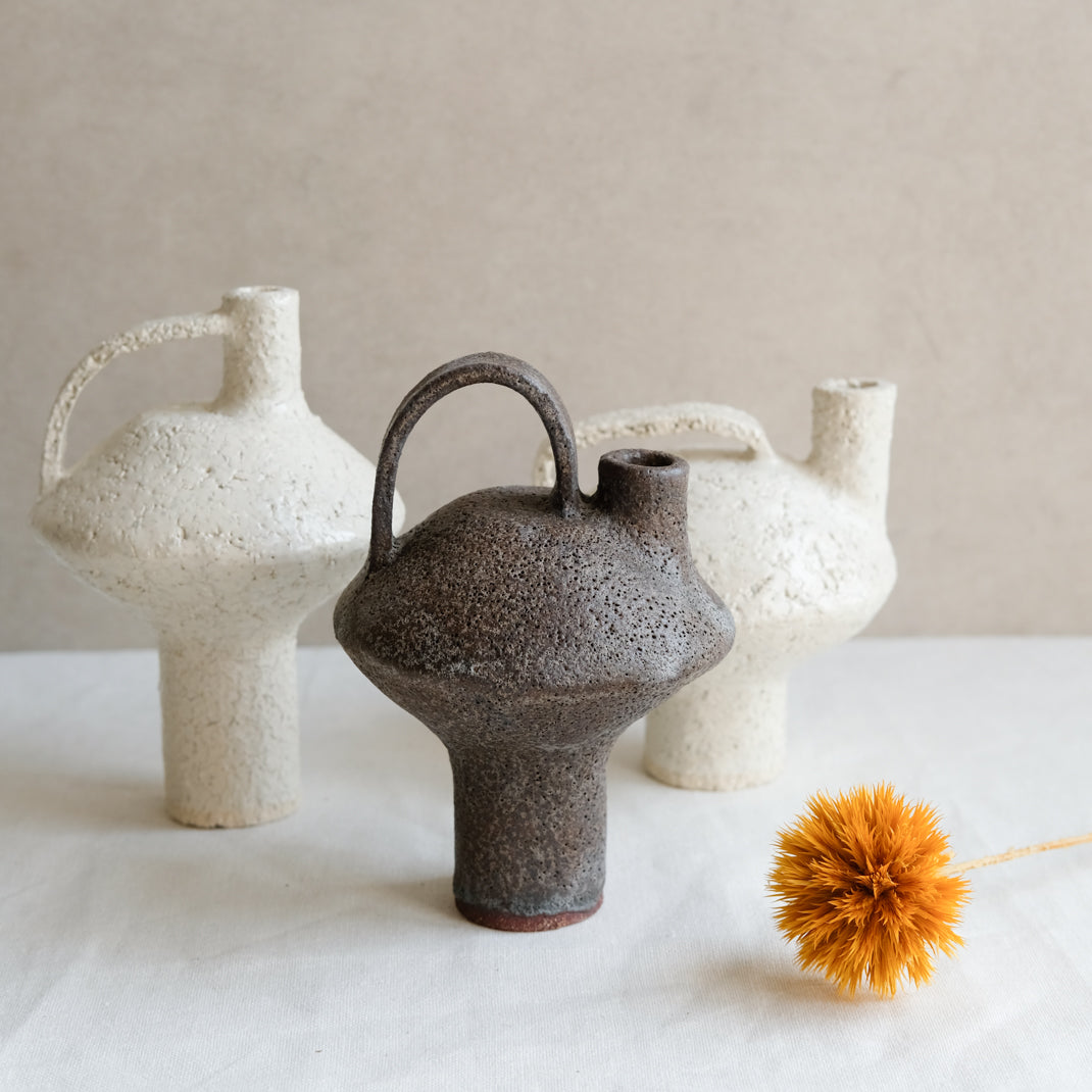 Bouteille soucoupe volante marron par Catherine Dix Ceramics