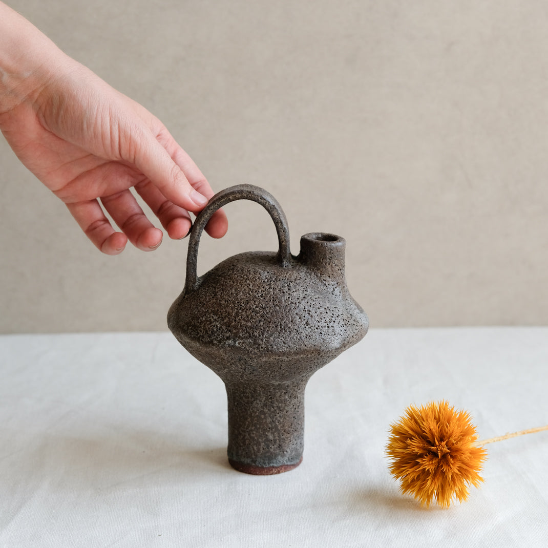Bouteille soucoupe volante marron par Catherine Dix Ceramics