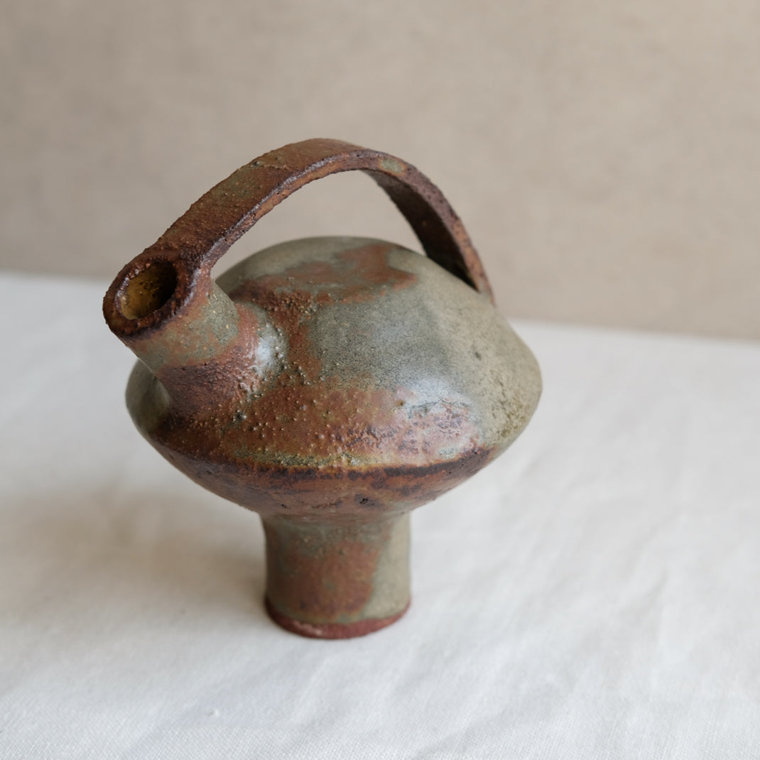 Bouteille soucoupe volante verte par Catherine Dix Ceramics