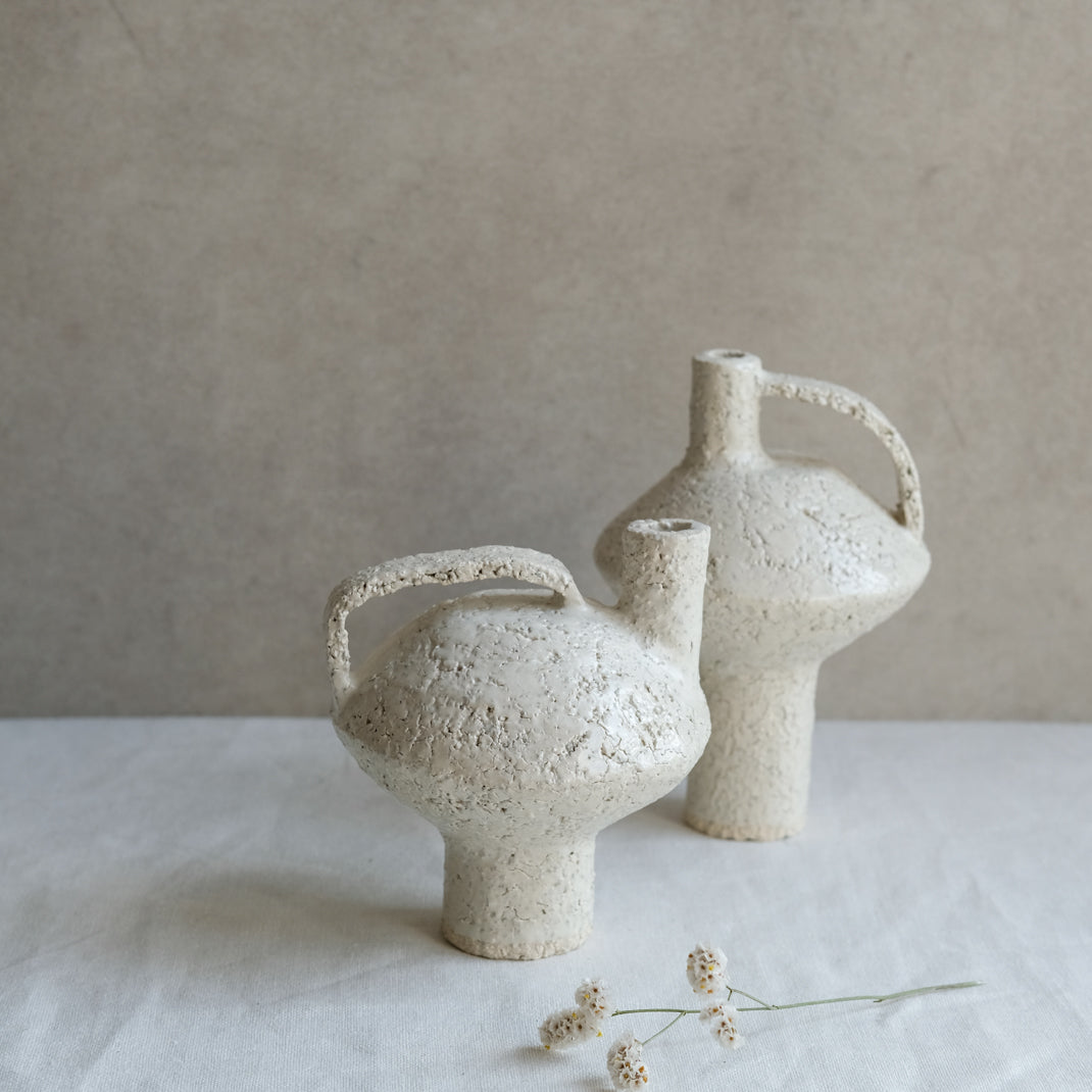 Bouteille soucoupe volante blanche par Catherine Dix Ceramics