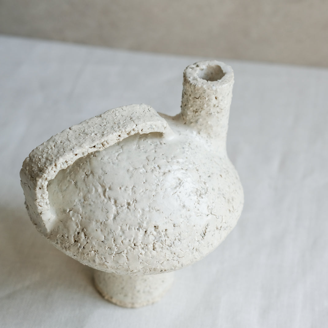 Bouteille soucoupe volante blanche par Catherine Dix Ceramics