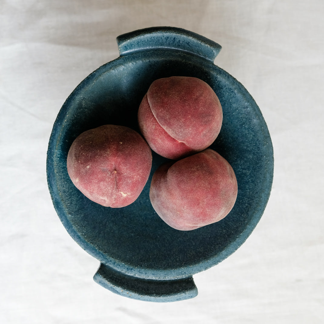 Coupe en grès bleu canard par Catherine Dix Ceramics