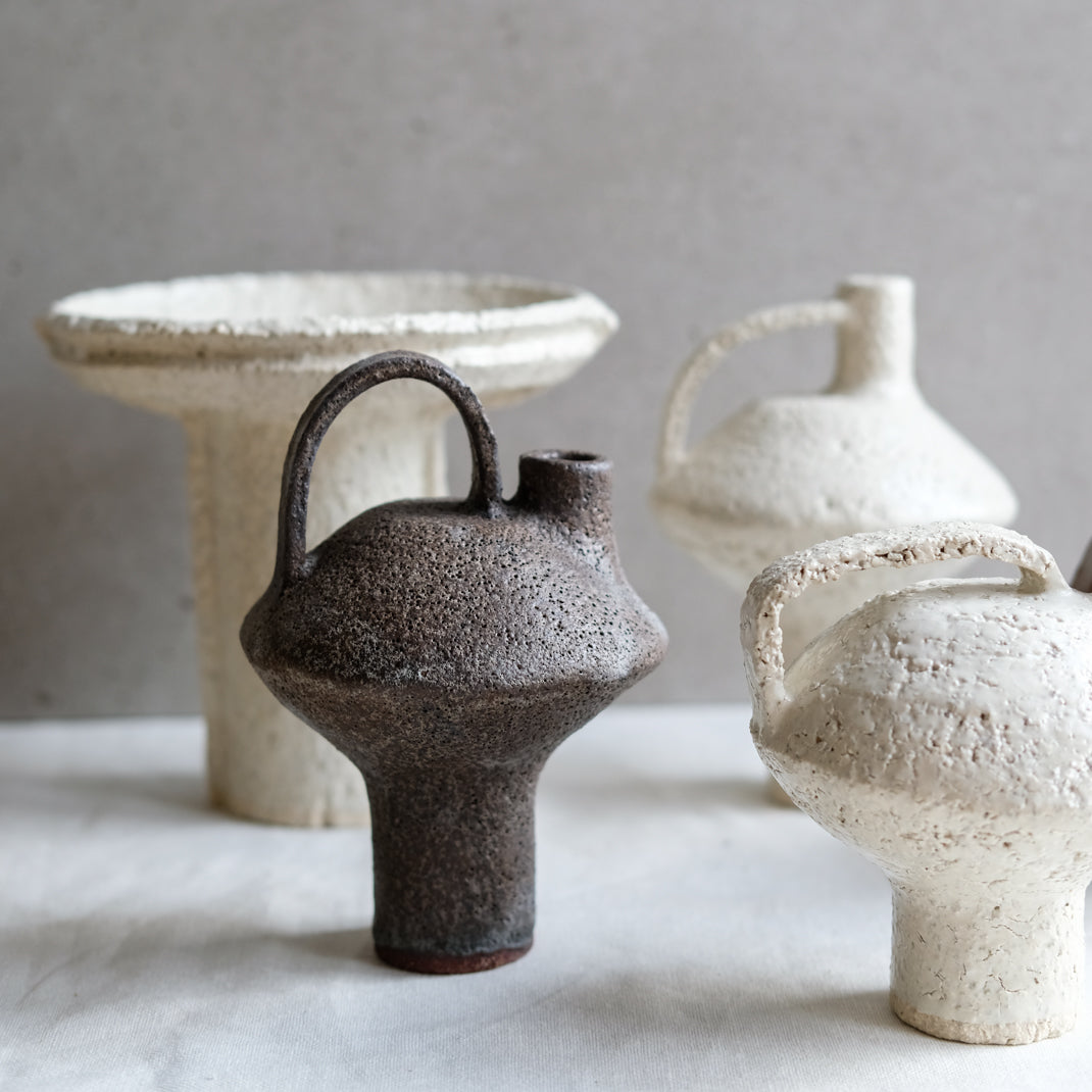 Bouteille soucoupe volante marron par Catherine Dix Ceramics