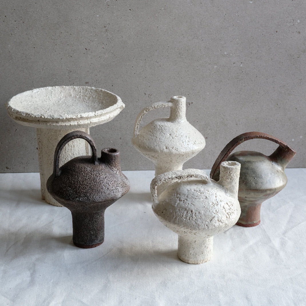Bouteille soucoupe volante blanche par Catherine Dix Ceramics
