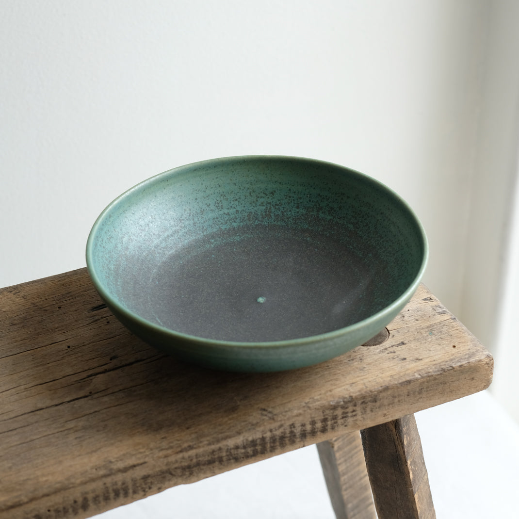 Assiette creuse en grès réalisée par Eva Kengen chez Brutal Ceramics