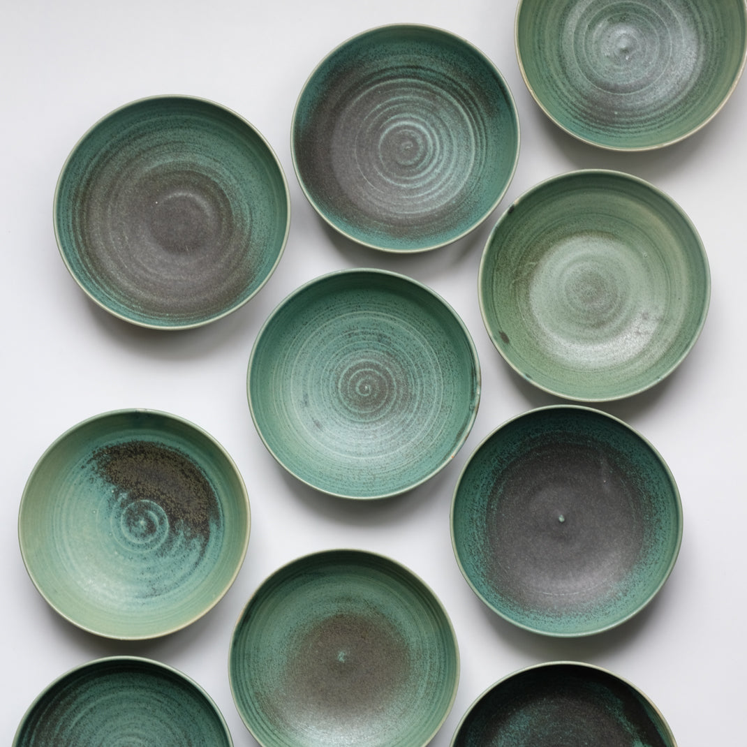 Assiette creuse en grès réalisée par Eva Kengen chez Brutal Ceramics