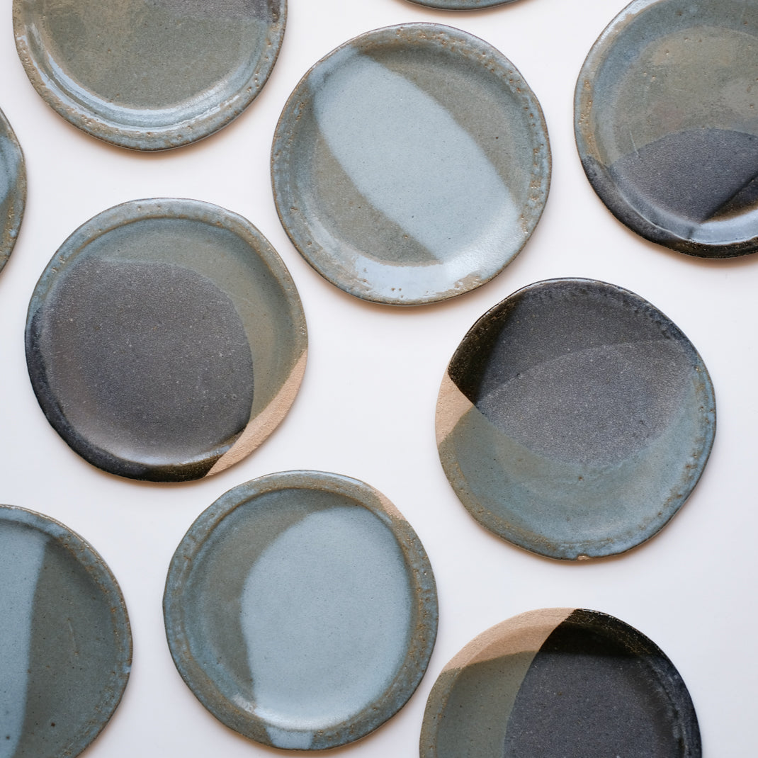 Assiette en grès vert-bleu de Judith Lasry chez Brutal Ceramics