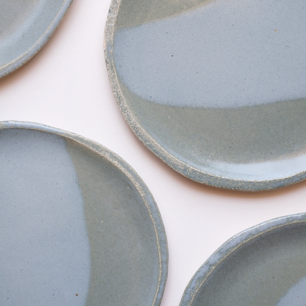 Assiette en grès vert-bleu de Judith Lasry chez Brutal Ceramics