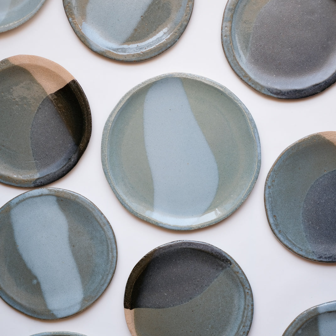 Assiette en grès tricolore de Judith Lasry chez Brutal Ceramics