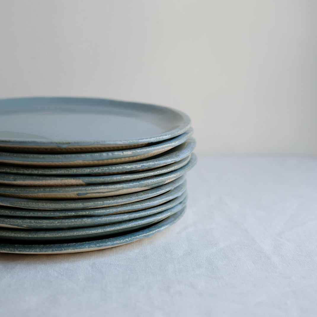Assiette en grès vert-bleu de Judith Lasry chez Brutal Ceramics