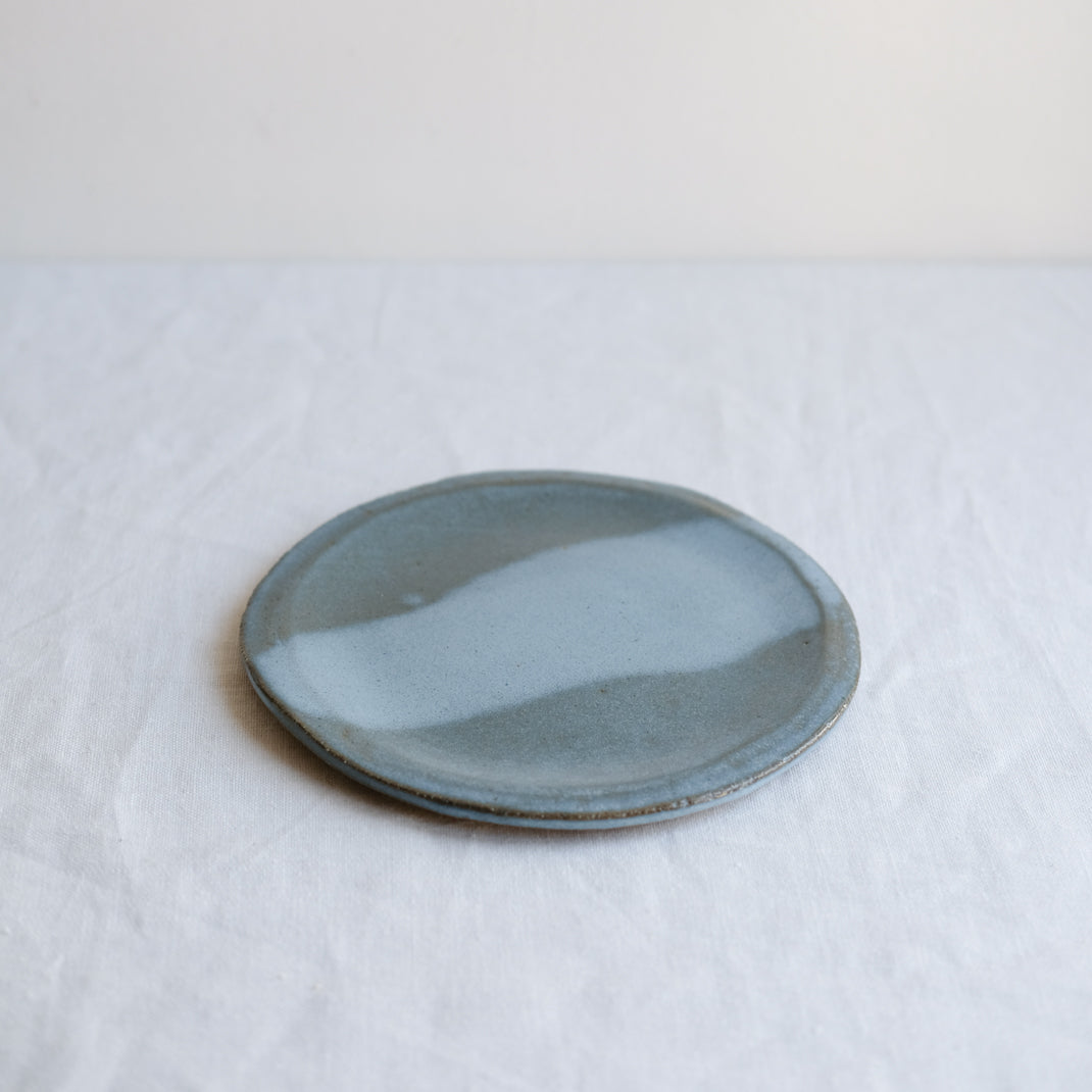 Assiette en grès vert-bleu de Judith Lasry chez Brutal Ceramics