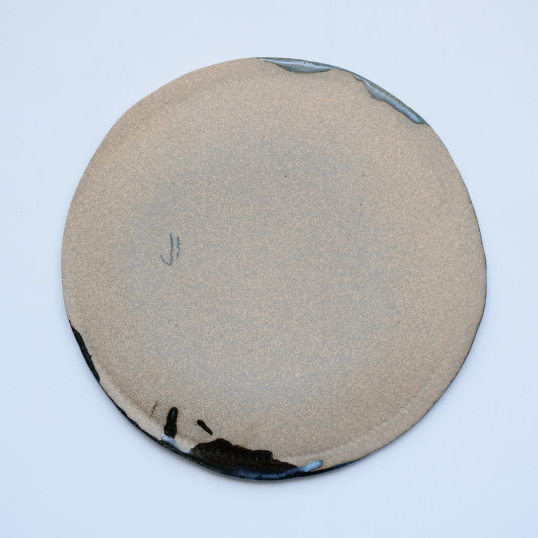 Assiette en grès tricolore de Judith Lasry chez Brutal Ceramics