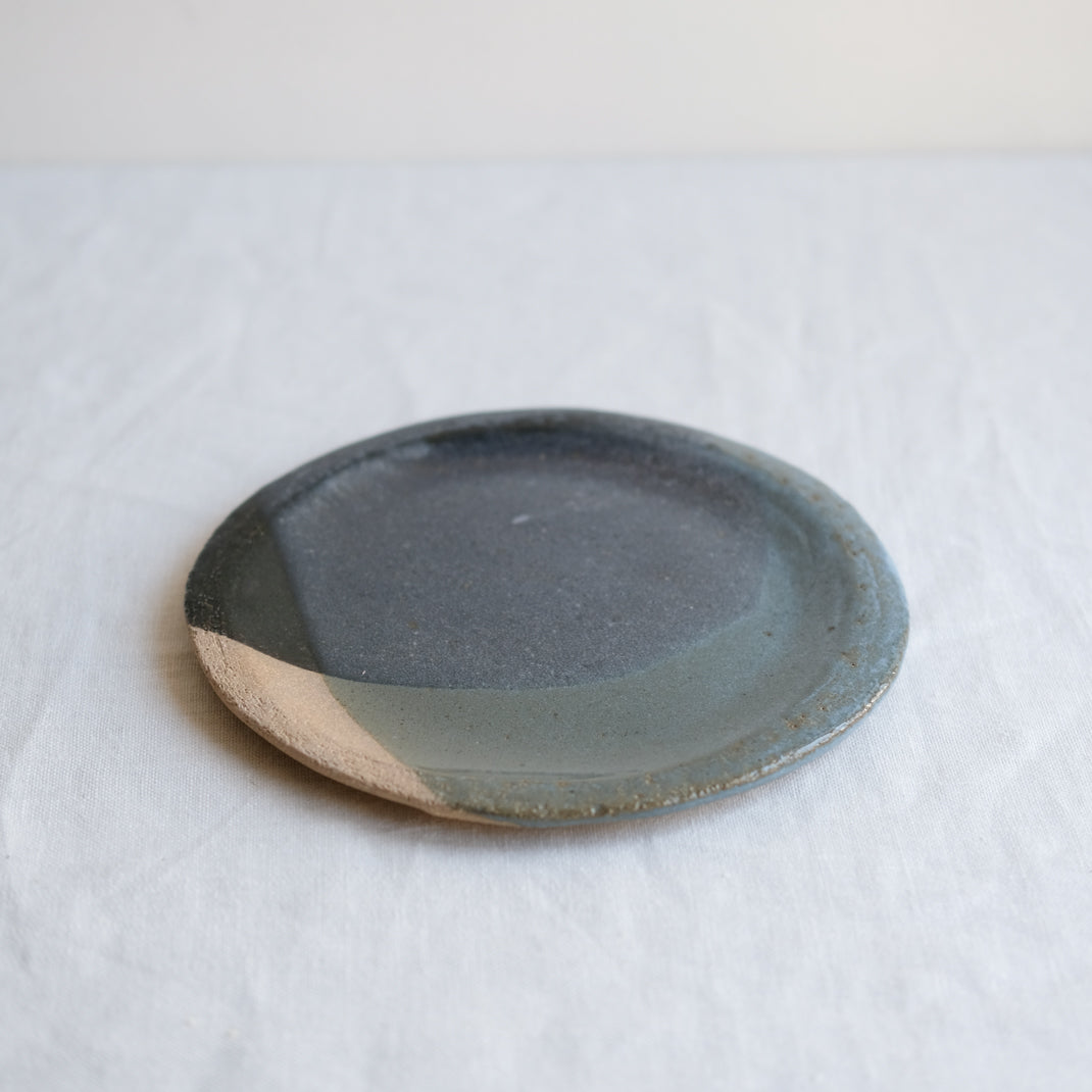 Assiette en grès tricolore de Judith Lasry chez Brutal Ceramics