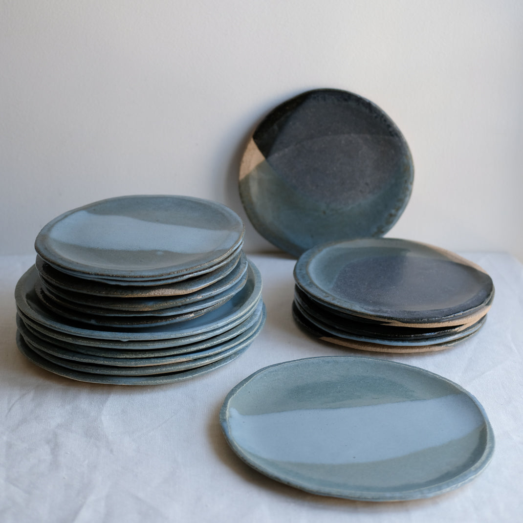Assiette en grès vert-bleu de Judith Lasry chez Brutal Ceramics
