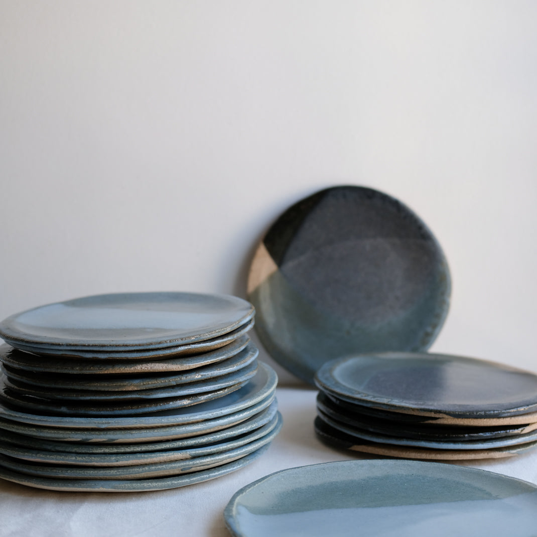 Assiette en grès tricolore de Judith Lasry chez Brutal Ceramics