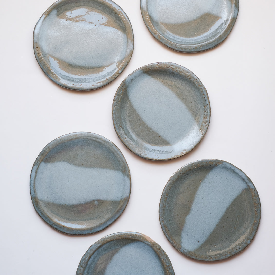 Assiette en grès vert-bleu de Judith Lasry chez Brutal Ceramics