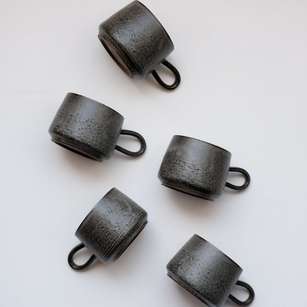 Tasse anthracite réalisée par la céramiste Laurence Labbé chez Brutal Ceramics