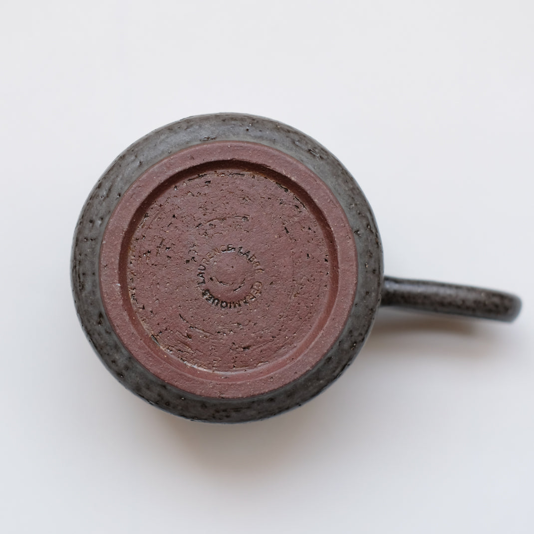 Tasse anthracite réalisée par la céramiste Laurence Labbé chez Brutal Ceramics