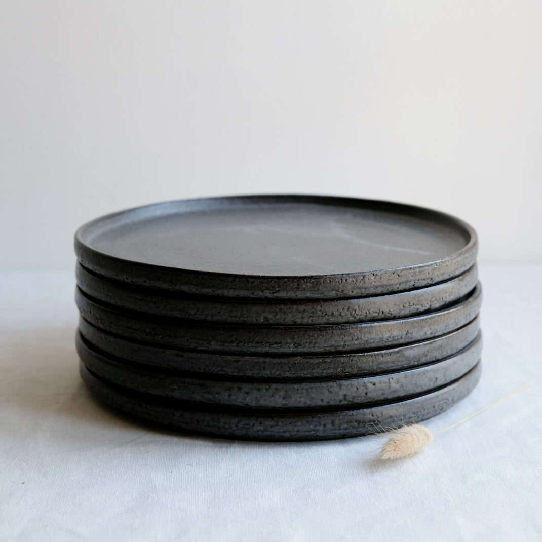 Assiette anthracite réalisée par la céramiste Laurence Labbé chez Brutal Ceramics