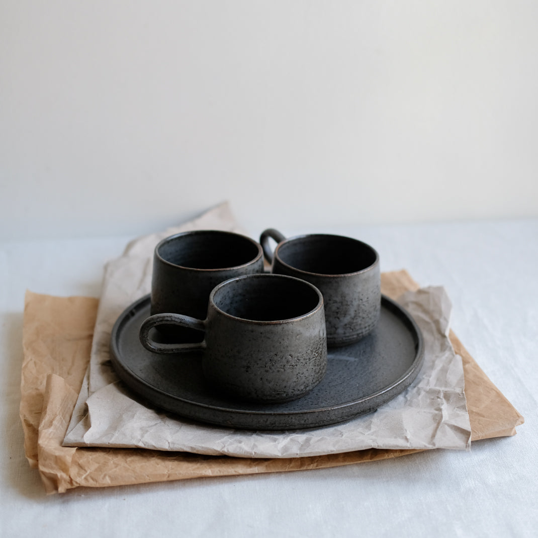 Tasse anthracite réalisée par la céramiste Laurence Labbé chez Brutal Ceramics