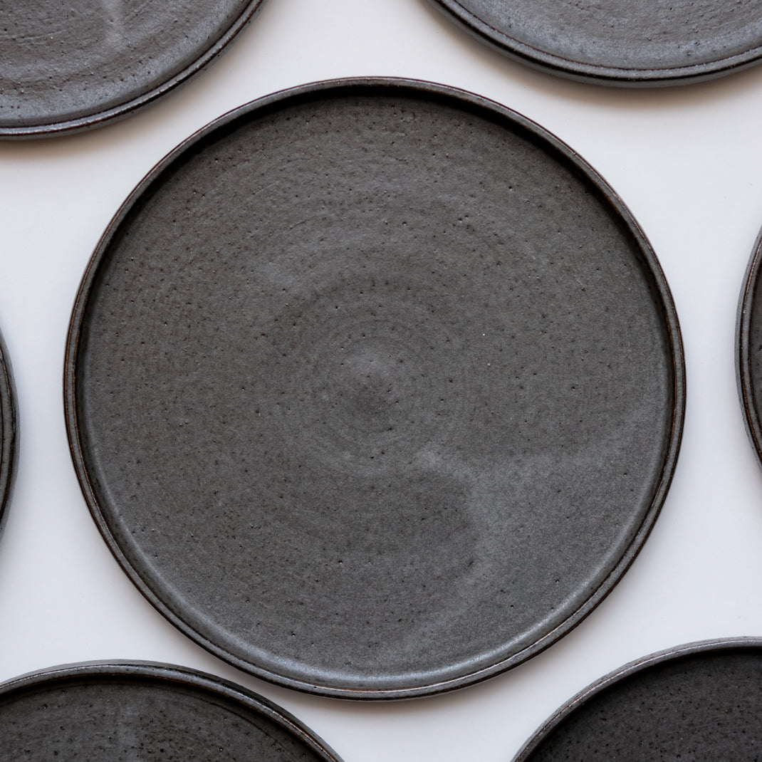 Assiette anthracite réalisée par la céramiste Laurence Labbé chez Brutal Ceramics