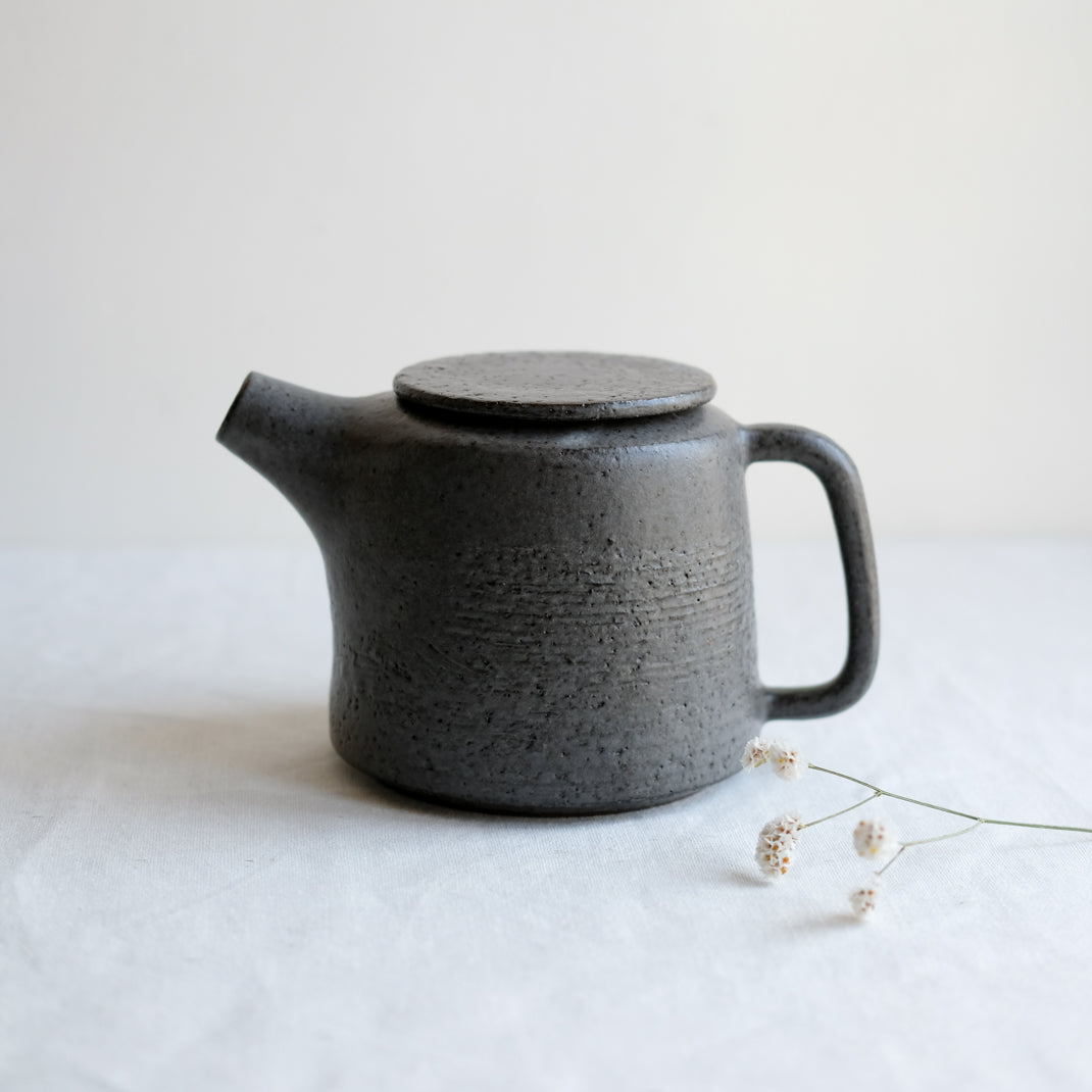 Théière anthracite réalisée par la céramiste Laurence Labbé chez Brutal Ceramics
