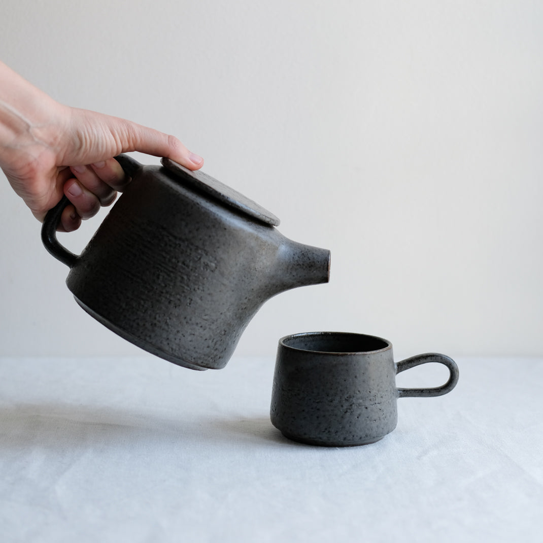 Théière anthracite réalisée par la céramiste Laurence Labbé chez Brutal Ceramics