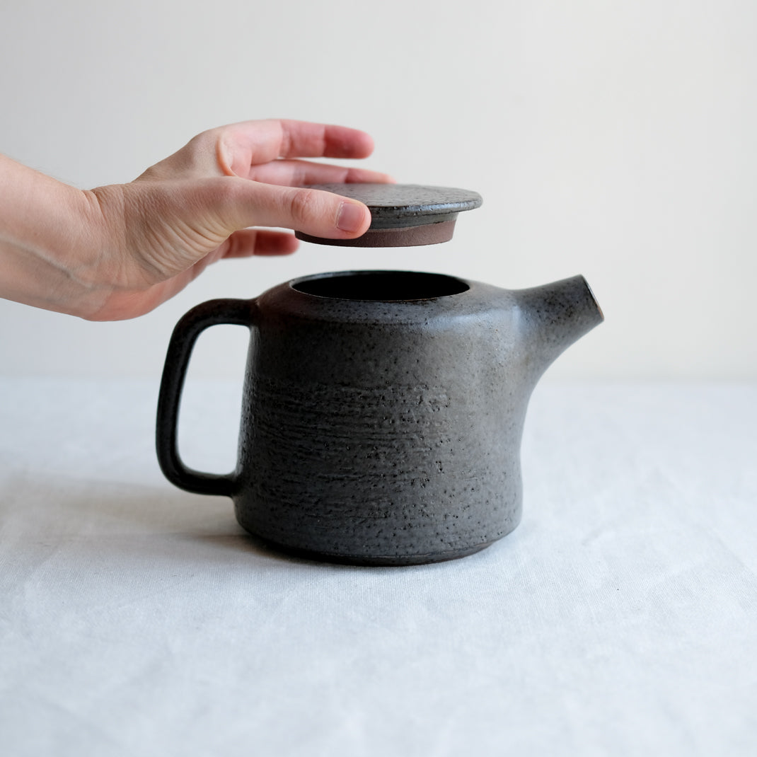 Théière anthracite réalisée par la céramiste Laurence Labbé chez Brutal Ceramics