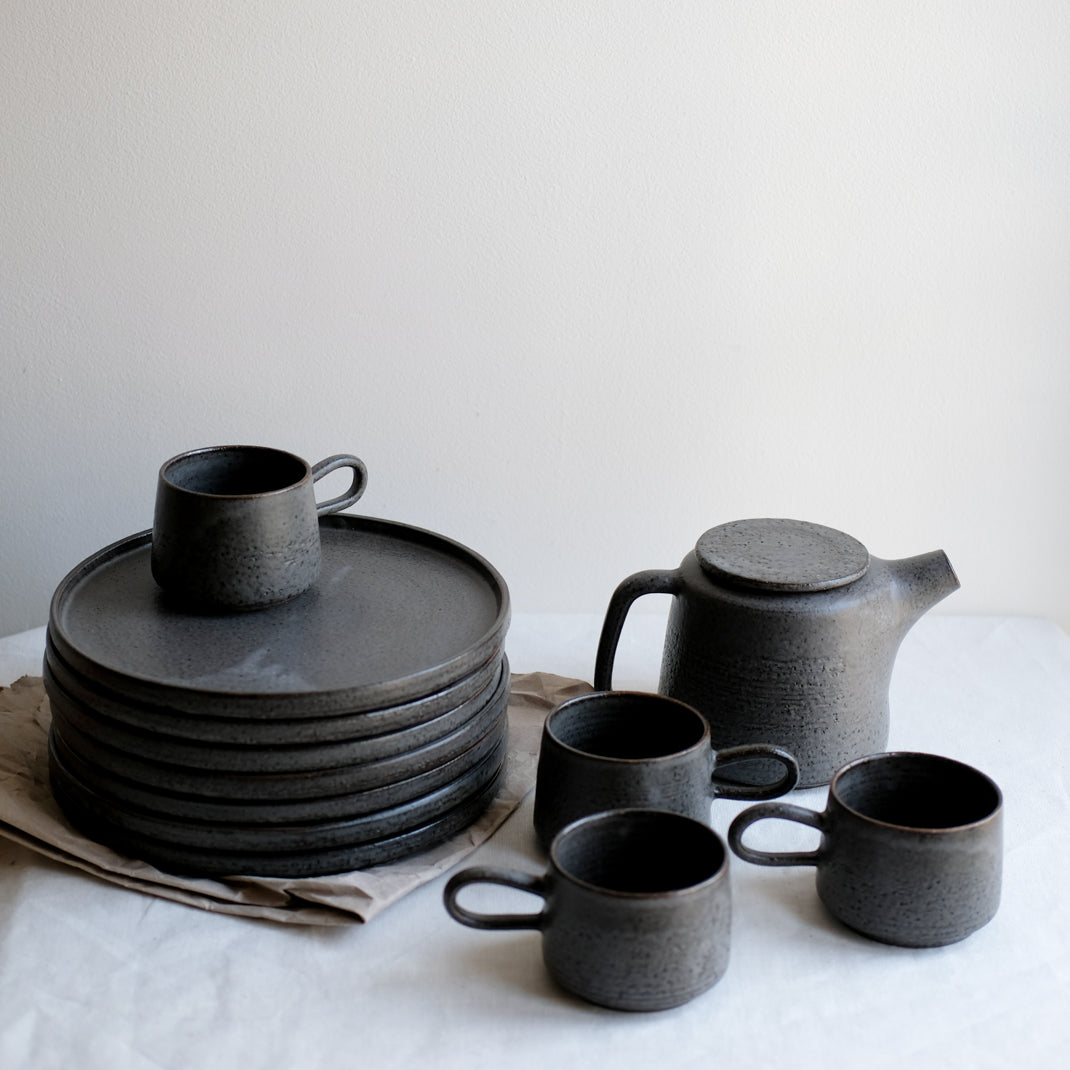 Tasse anthracite réalisée par la céramiste Laurence Labbé chez Brutal Ceramics