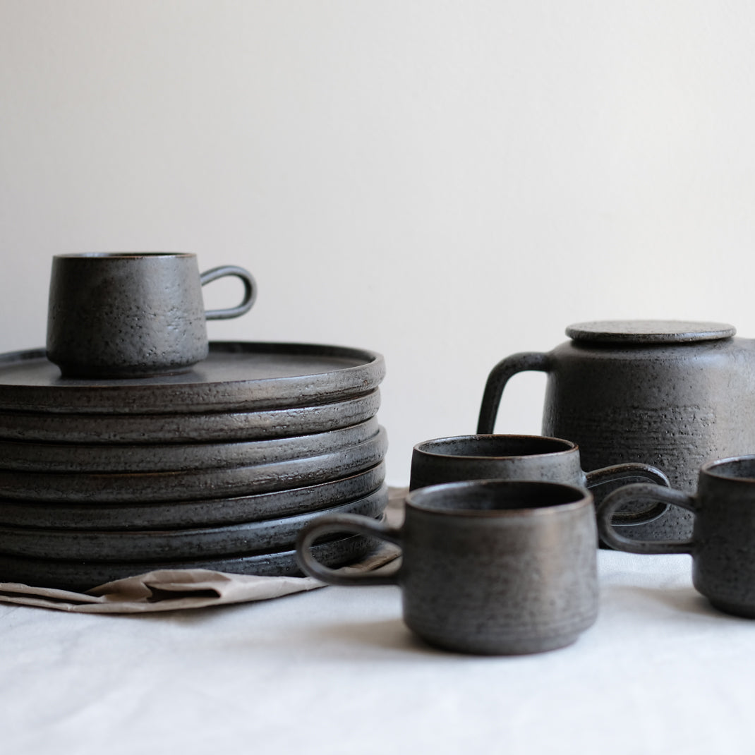 Assiette anthracite réalisée par la céramiste Laurence Labbé chez Brutal Ceramics