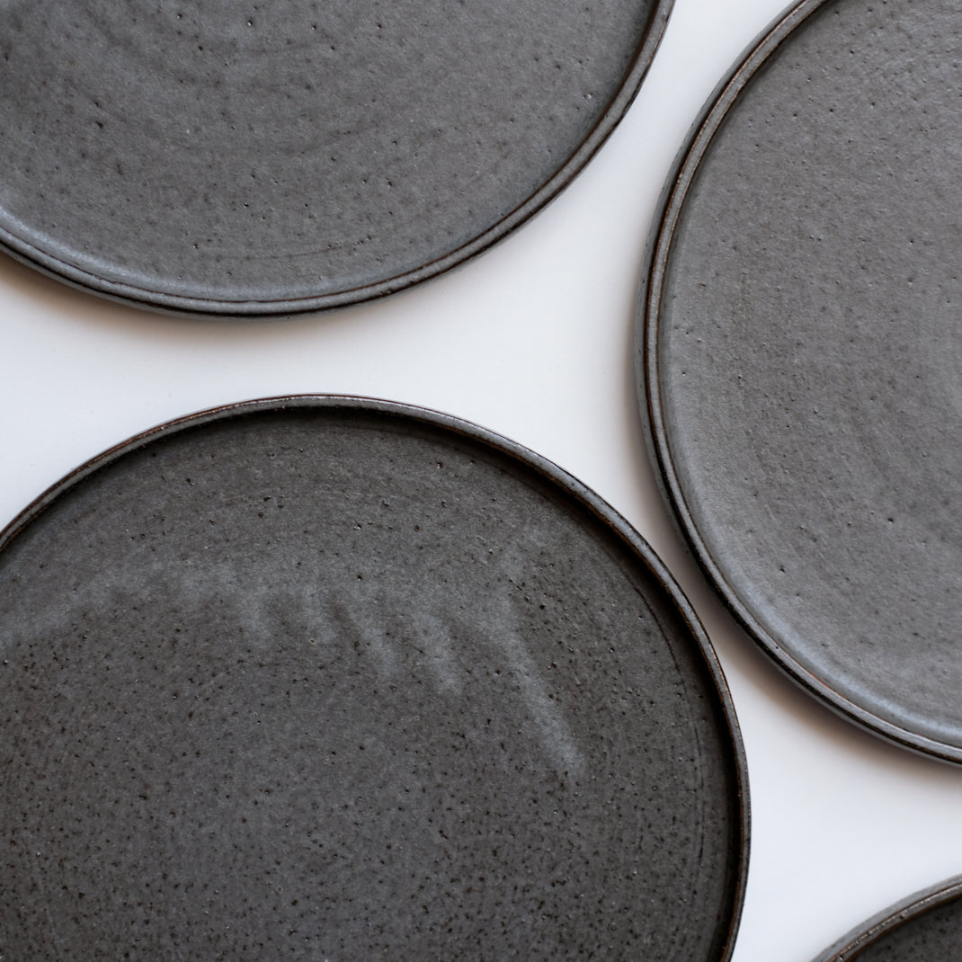 Assiette anthracite réalisée par la céramiste Laurence Labbé chez Brutal Ceramics