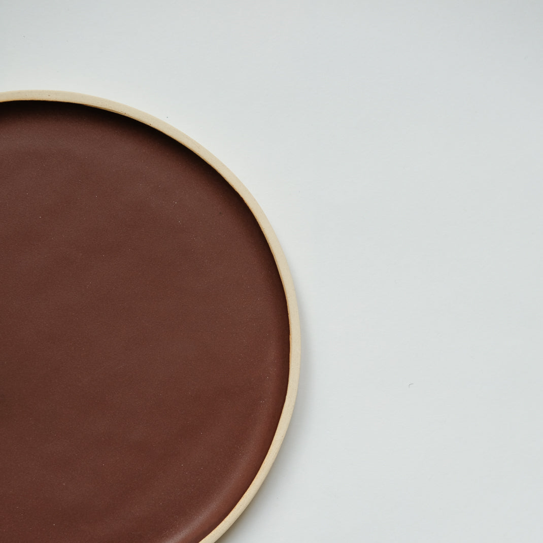 Assiette en grès rouge merlot par Laurette Broll chez Brutal Ceramics