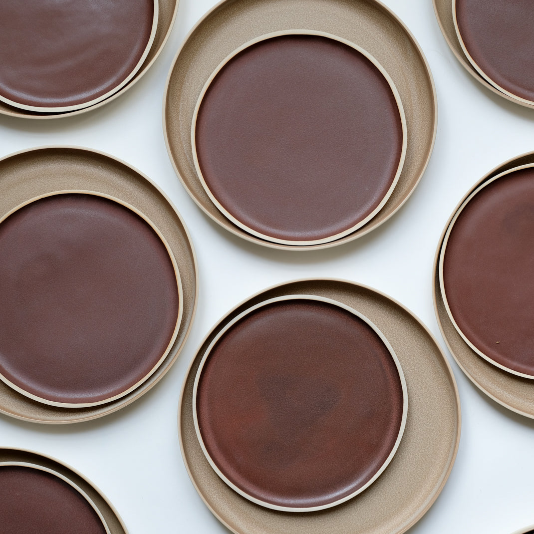 Assiette en grès rouge merlot par Laurette Broll chez Brutal Ceramics