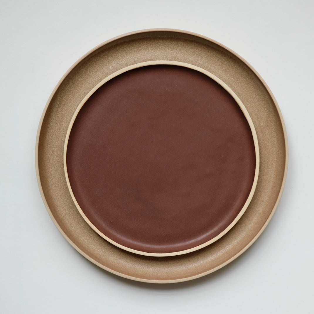 Assiette en grès rouge merlot par Laurette Broll chez Brutal Ceramics