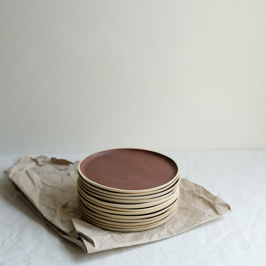 Assiette en grès rouge merlot par Laurette Broll chez Brutal Ceramics