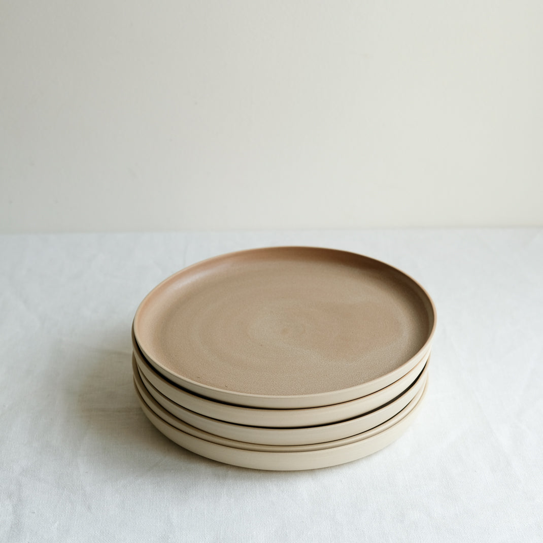 Assiette en grès camel par Laurette Broll chez Brutal Ceramics