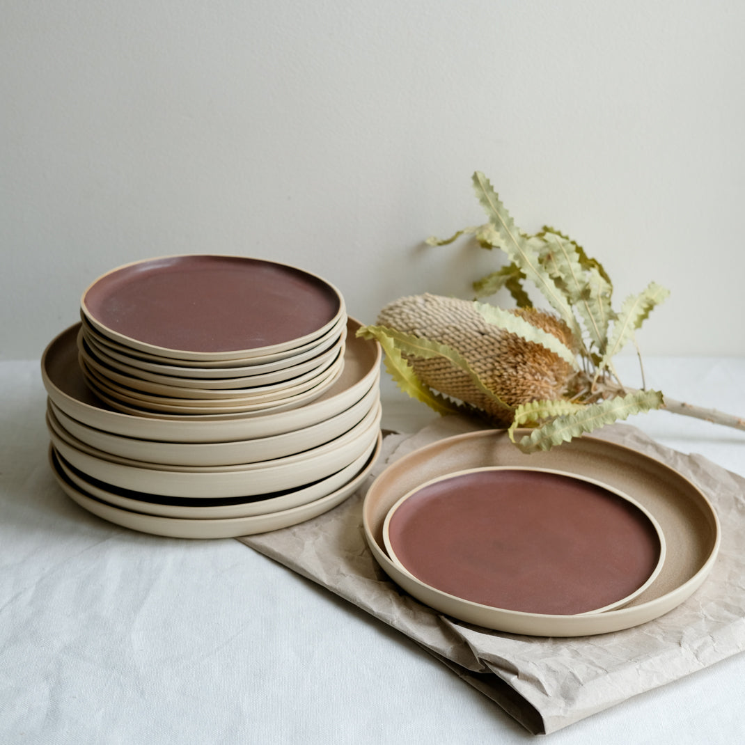 Assiette en grès camel par Laurette Broll chez Brutal Ceramics