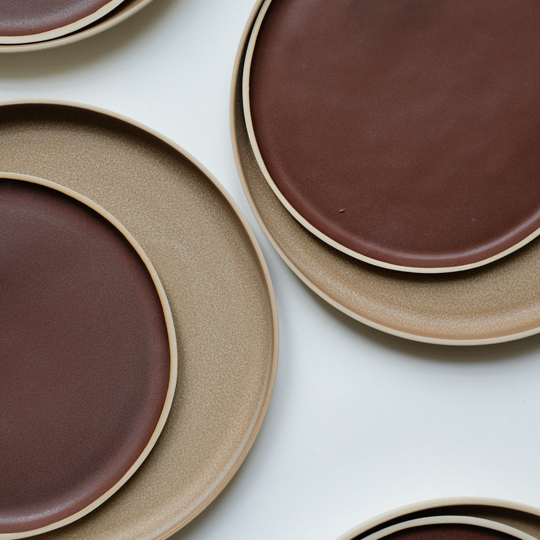Assiette en grès camel par Laurette Broll chez Brutal Ceramics