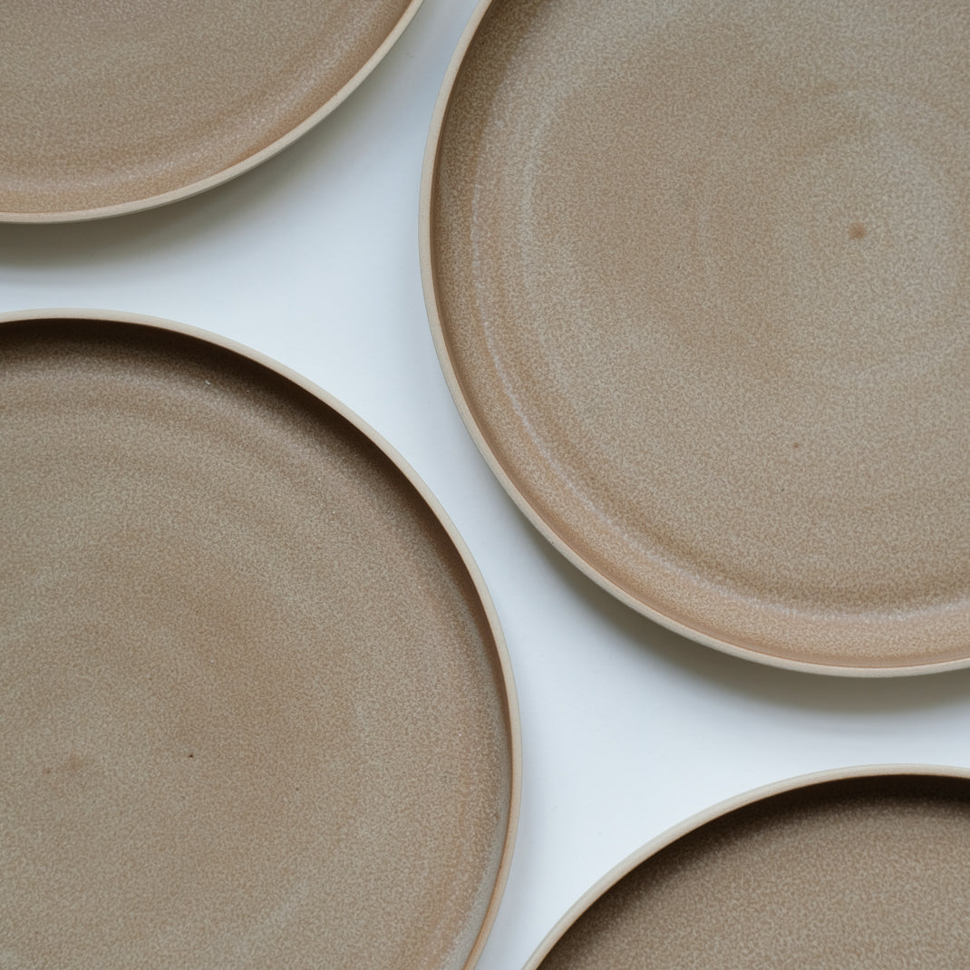 Assiette en grès camel par Laurette Broll chez Brutal Ceramics