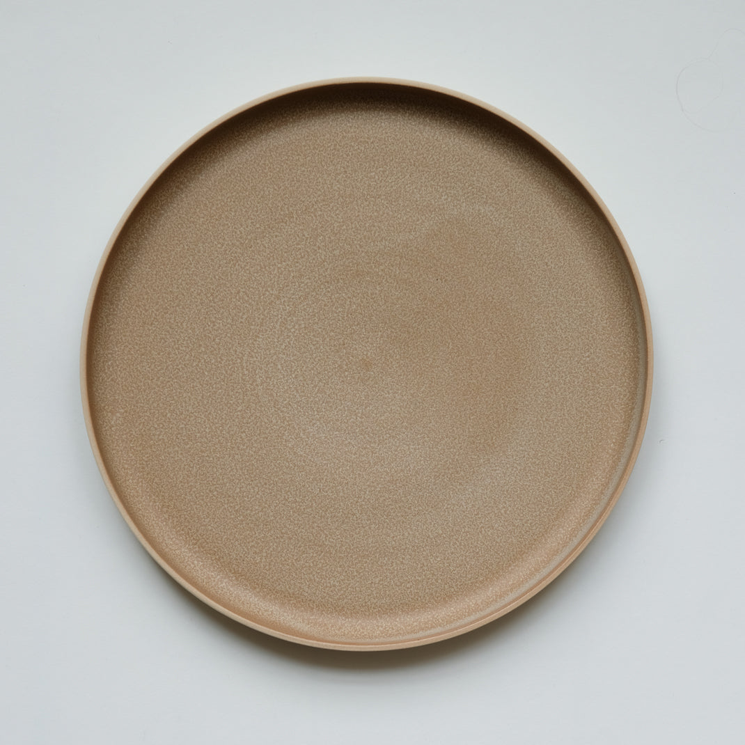 Assiette en grès camel par Laurette Broll chez Brutal Ceramics