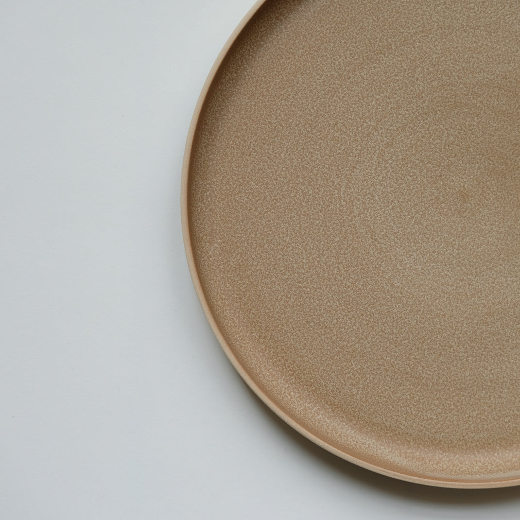 Assiette en grès camel par Laurette Broll chez Brutal Ceramics