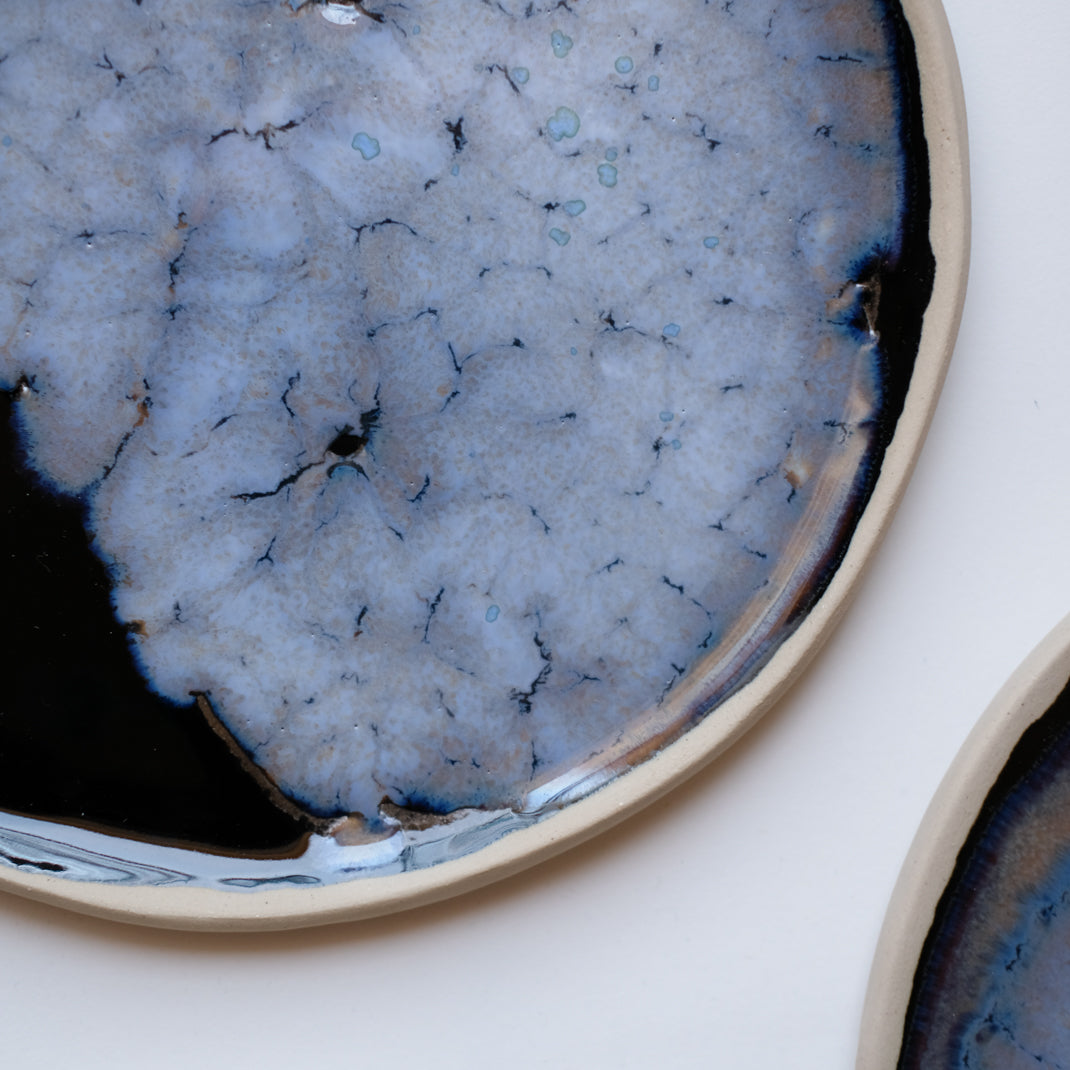 Assiette bleue/noir en grès blanc réalisée à la main par Lola Moreau chez Brutal Ceramics