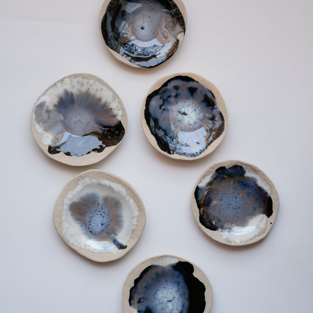 Petite coupelle avec des nuances de bleus réalisée par Lola Moreau chez Brutal Ceramics