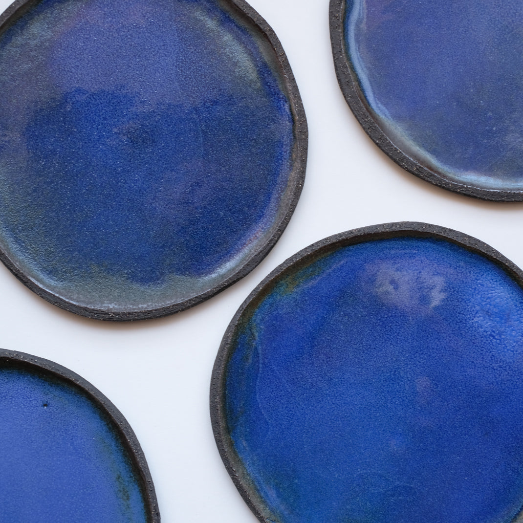 Assiette bleue en grès noir réalisée à la main par Lola Moreau chez Brutal Ceramics
