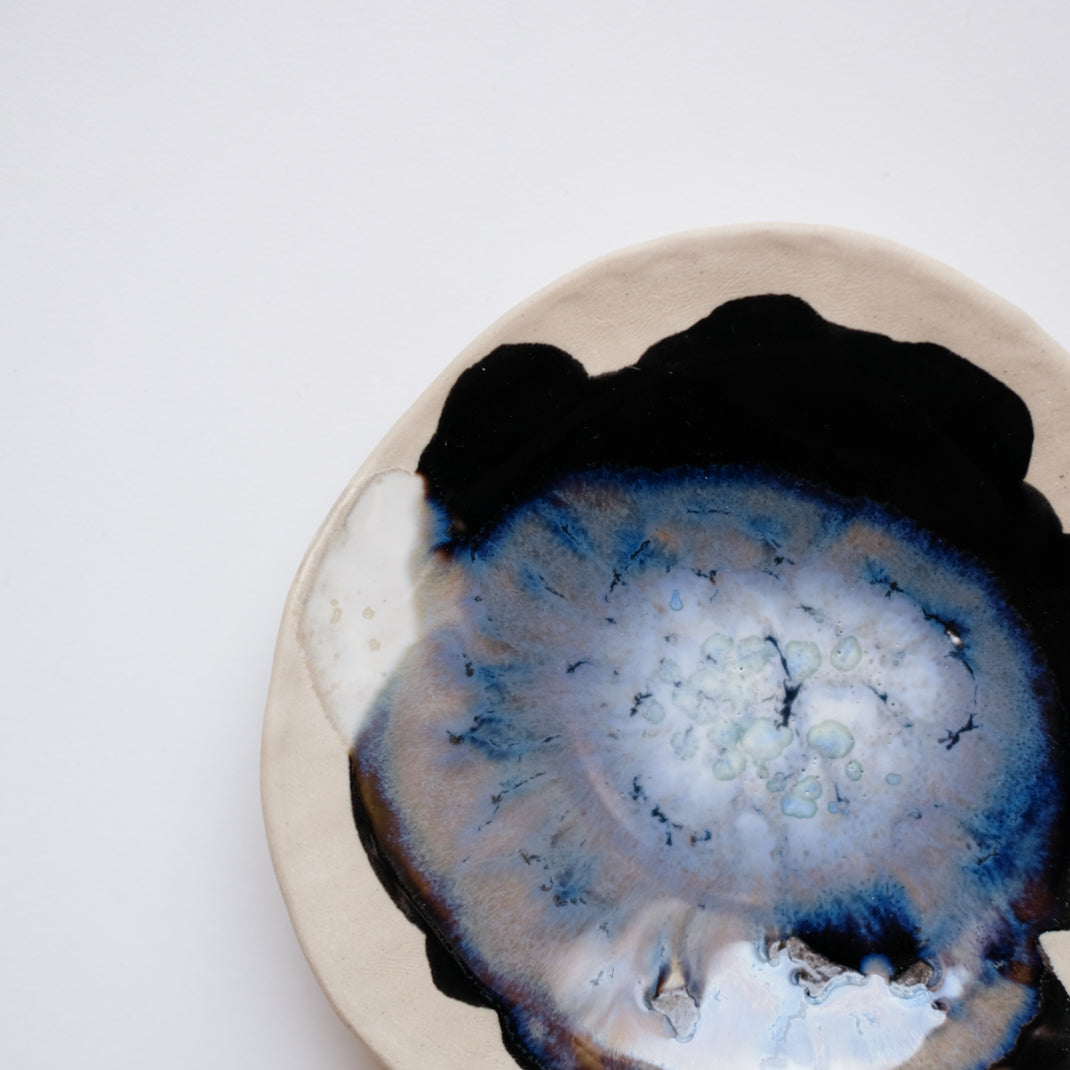 Petite coupelle avec des nuances de bleus réalisée par Lola Moreau chez Brutal Ceramics