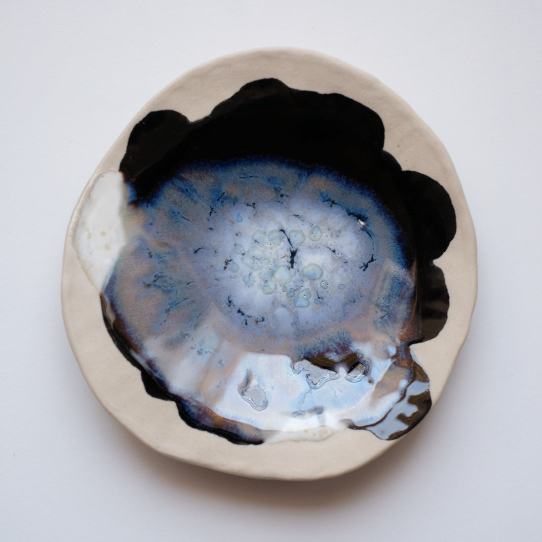 Petite coupelle avec des nuances de bleus réalisée par Lola Moreau chez Brutal Ceramics
