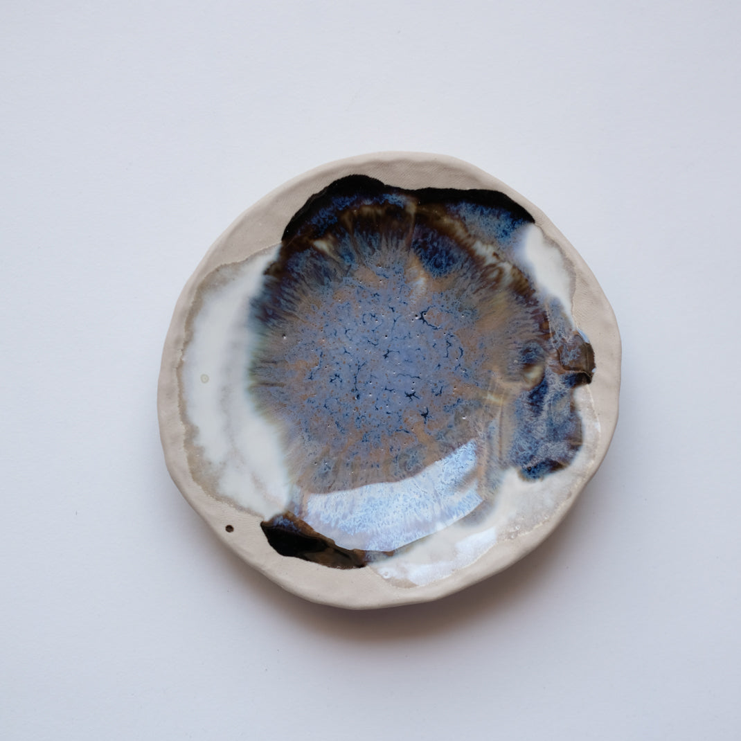 Petite coupelle avec des nuances de bleus réalisée par Lola Moreau chez Brutal Ceramics